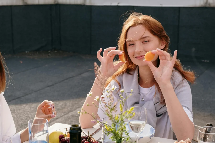 Travellers enjoying outdoor dining and fresh fruit, symbolising the relaxed pace of a Jersey holiday.